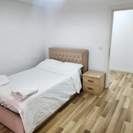 公寓 2e Myslym Shyri 地拉那